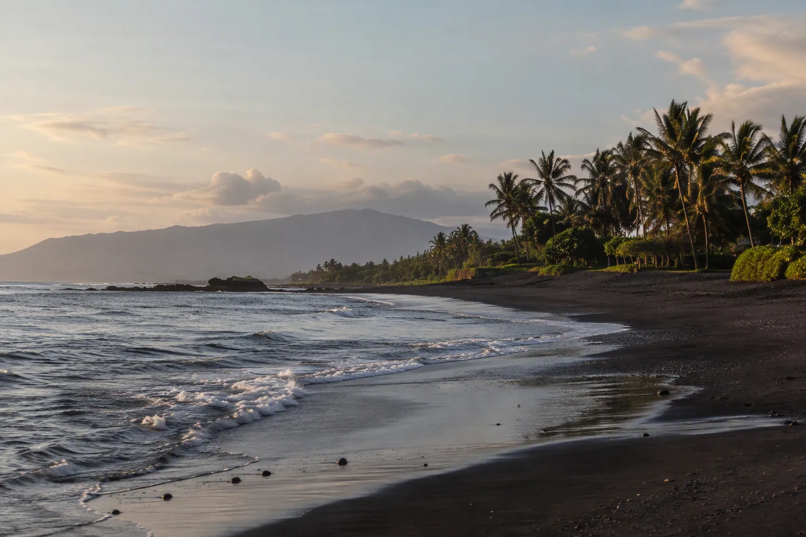 Kedungu: black volcanic sand and almost nobody on the beach.